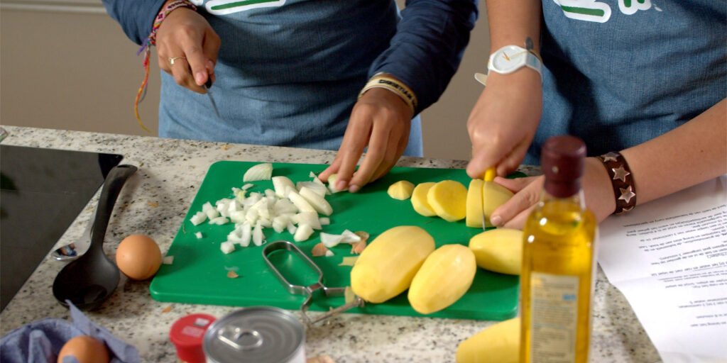 vc kaapdekeuken aflevering1 ui snijden aardappels schillen